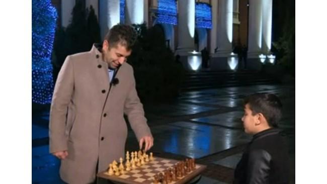 В Новогодишната нощ! Кирил Петков игра шах с дете-чудо